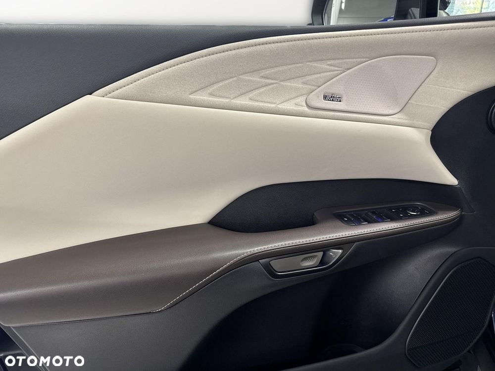 Lexus RX 450h+ Omotenashi - 16