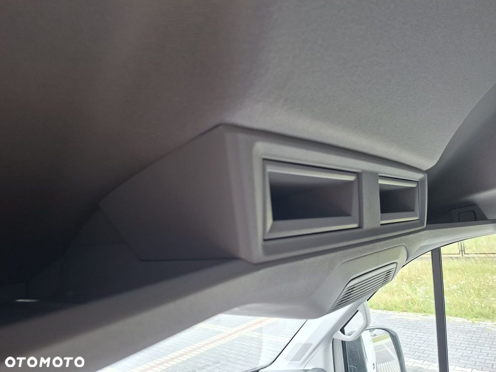 Volkswagen Crafter 35 Furgon z wysokim dachem silnik: 2,0 l EU6 177 KM / skrzynia biegów: manualna 6-biegowa rozstaw osi: 4490 mm - 21