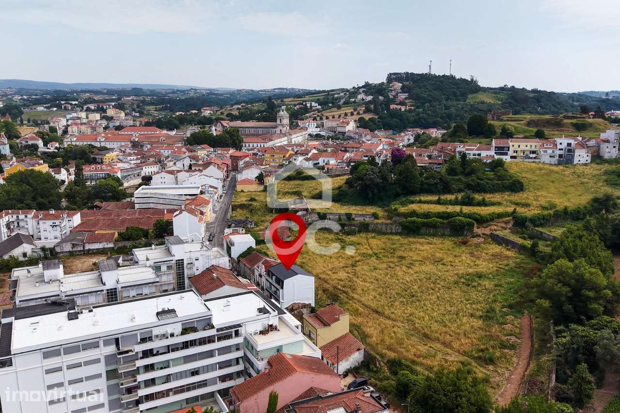 Moradia em banda perto do Mosteiro da cidade de Alcobaça. - Grande imagem: 3/33