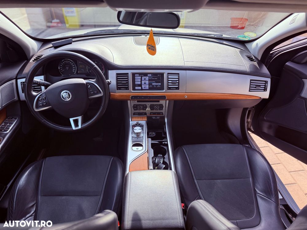 Jaguar XF 2.2D Luxury - 7