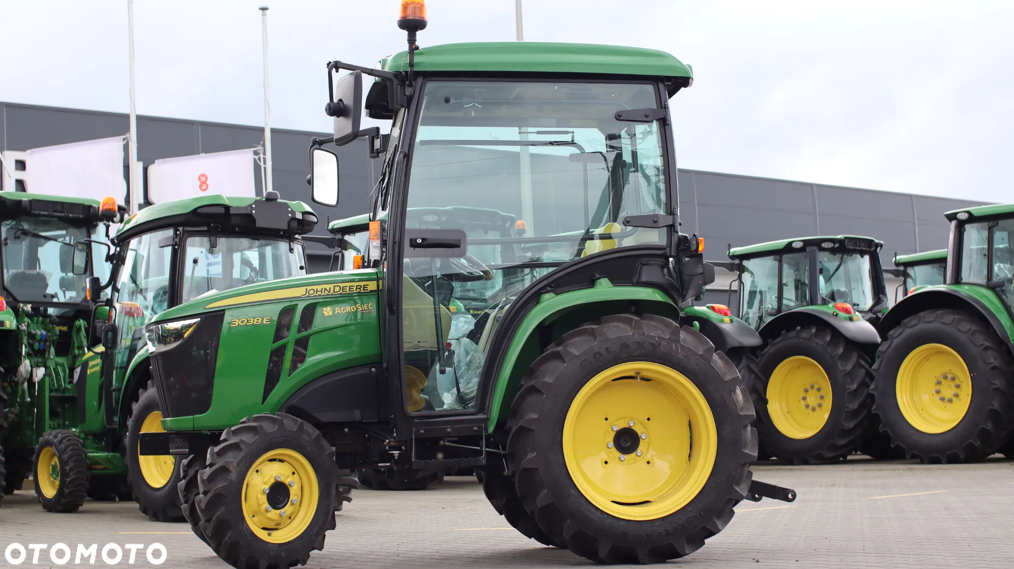 John Deere 3038E - 7