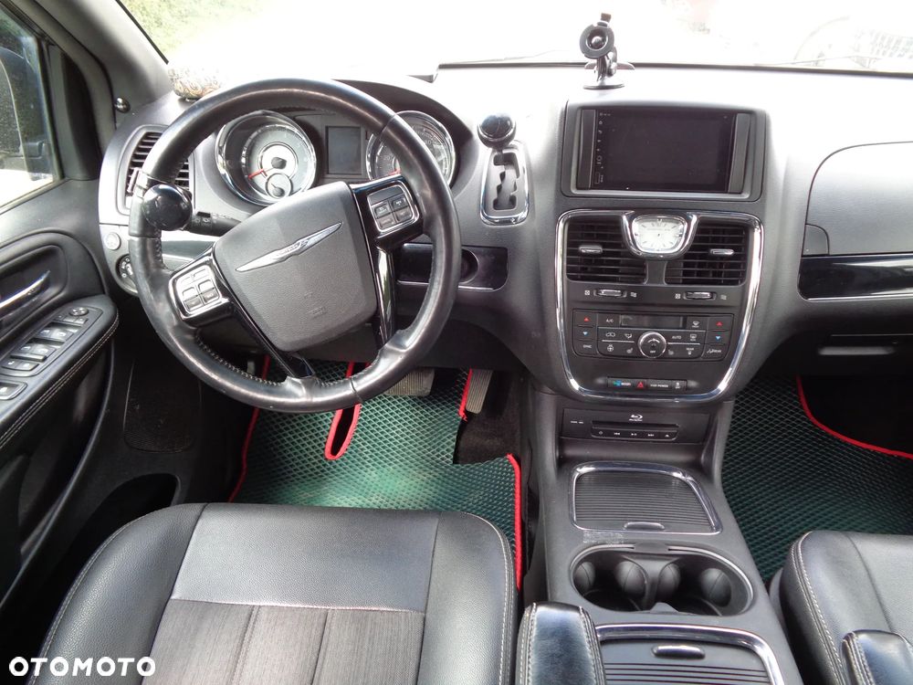 Chrysler Town & Country 3.6 Limited - 11