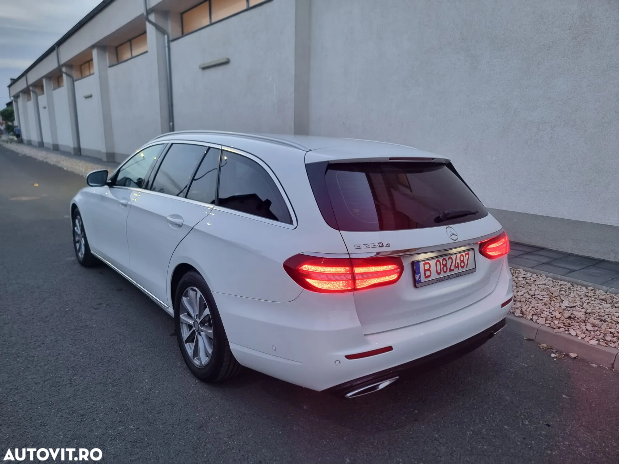 Mercedes-Benz E 220 d T 9G-TRONIC Avantgarde - 4