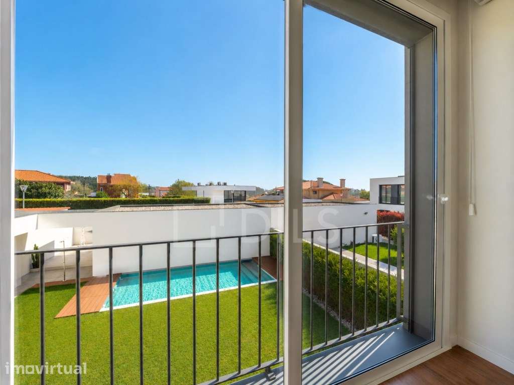 Moradia T4+1 com Piscina e Jardim, em Valadares - Grande imagem: 2/53