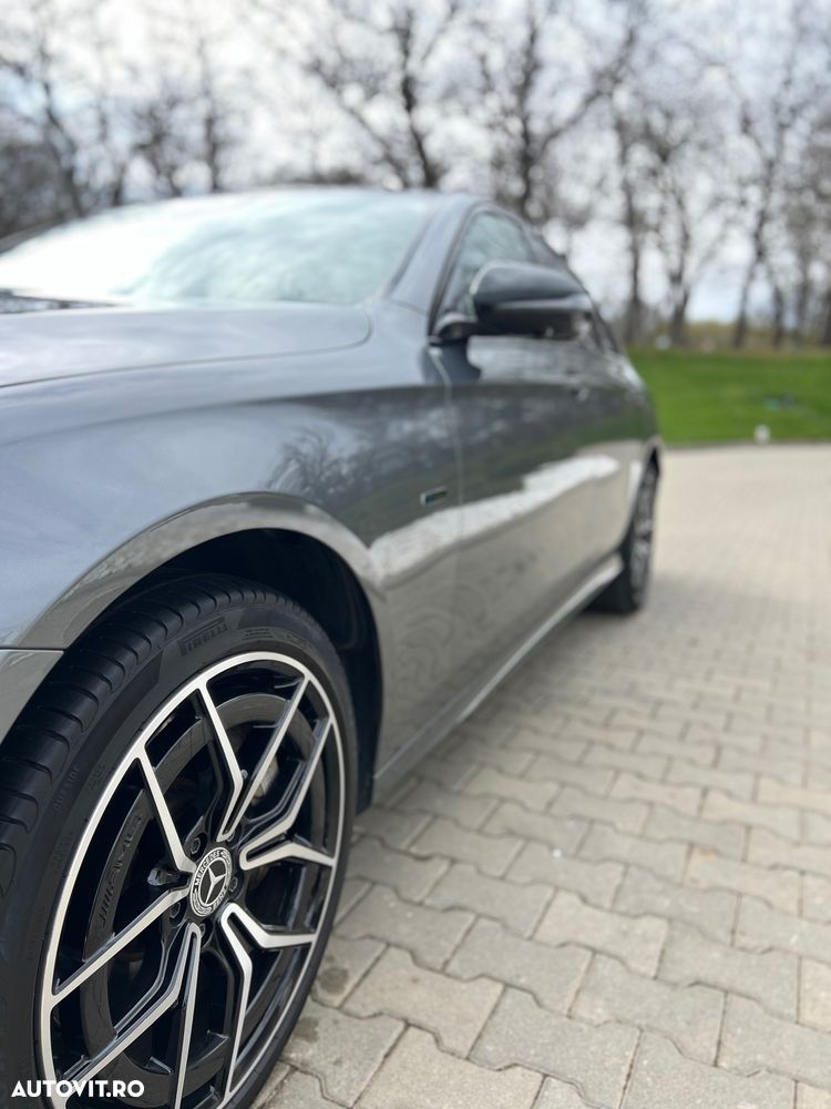 Mercedes-Benz E 300 4MATIC Aut. - 29