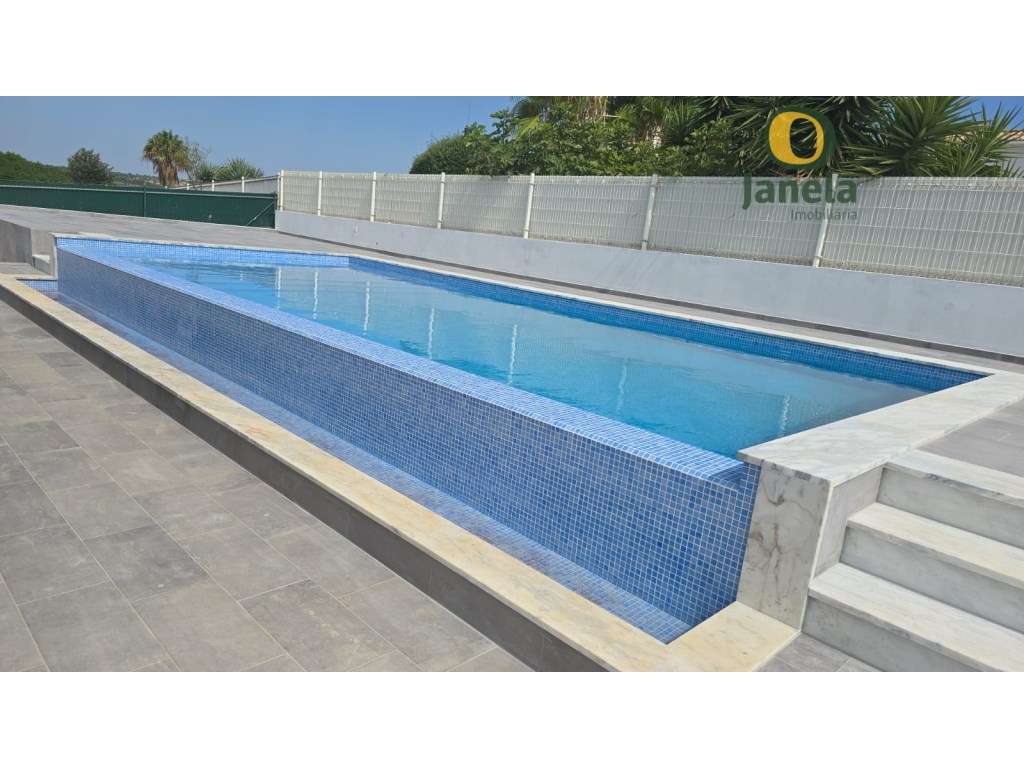 NOVA moradia Contemporânea com piscina overflow - Grande imagem: 5/23