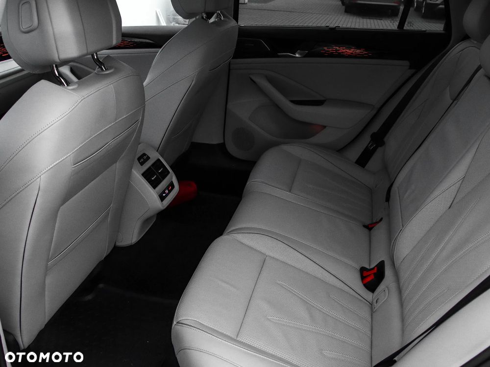 Volkswagen Passat Variant 1.5 TSI EVO Elegance DSG - 11