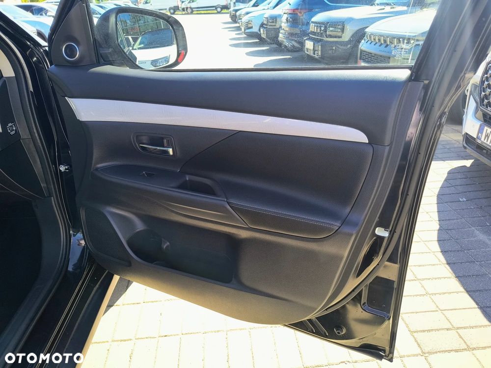 Mitsubishi Outlander Instyle NAVI + - 17