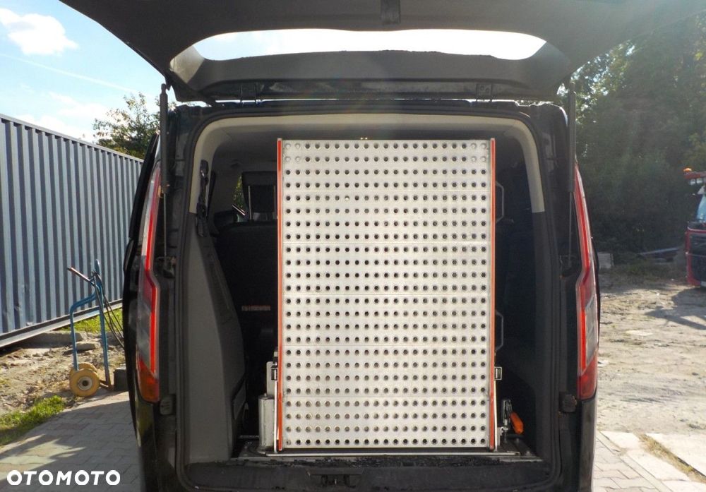 Ford Tourneo Custom - 33