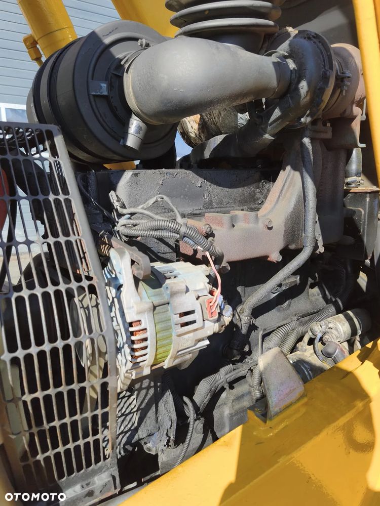 Komatsu WB93R-2 - 11