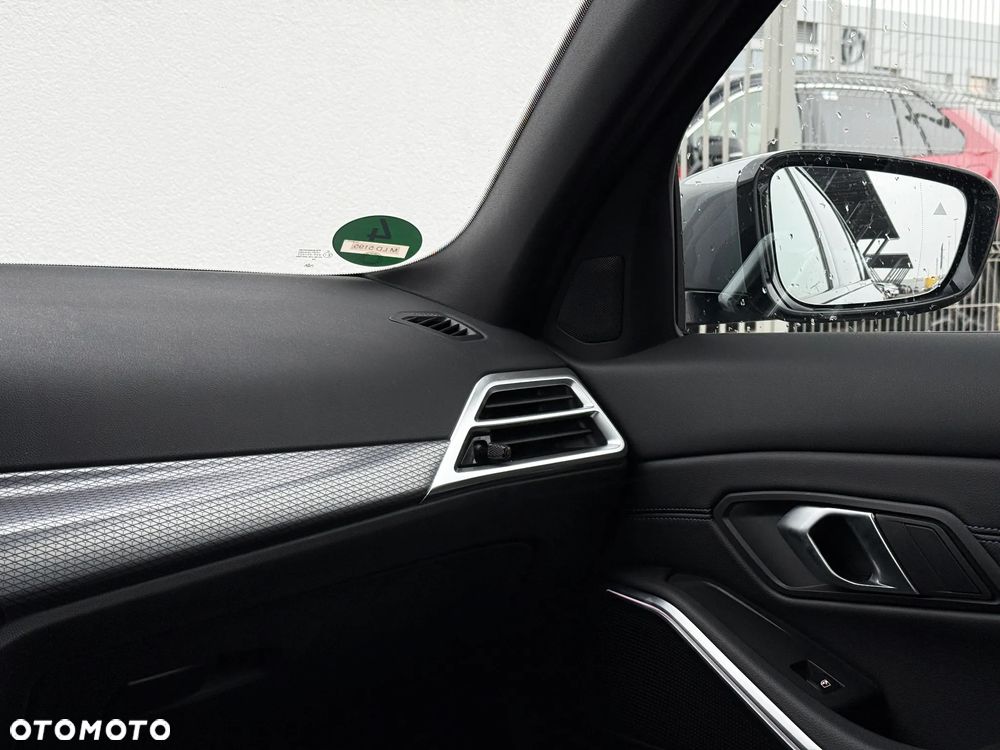 BMW Seria 3 330i xDrive M Sport - 16