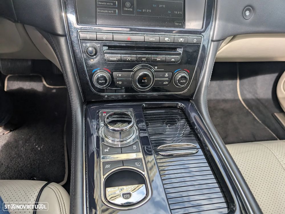 Jaguar XJ 3.0 D V6 LWB Premium Luxury - 14