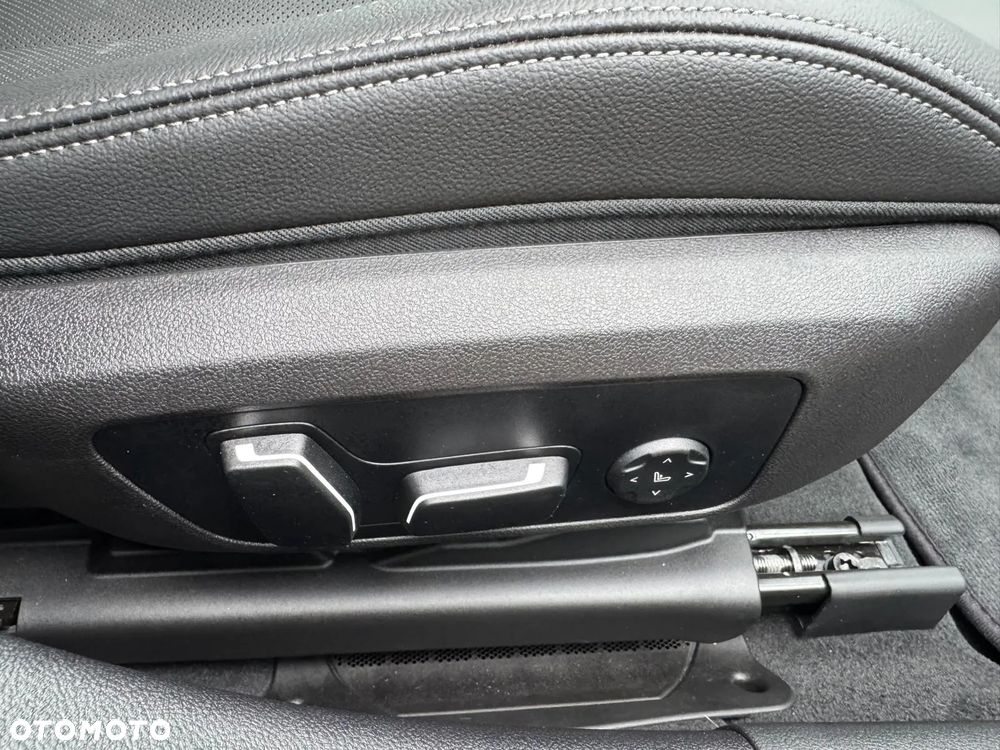 BMW Seria 3 330e xDrive M Sport sport - 35