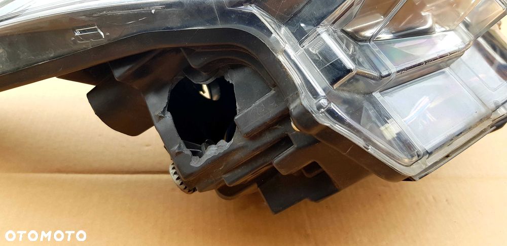 TOYOTA AVENSIS T29 T27 LIFT Lampa Przednia Przód Prawa LED EU  12-16r - 3