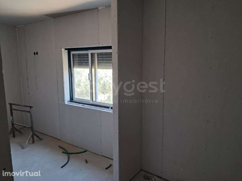 Moradia V3 remodelada, localizada na Freguesia de São Miguel do Out... - Grande imagem: 4/14