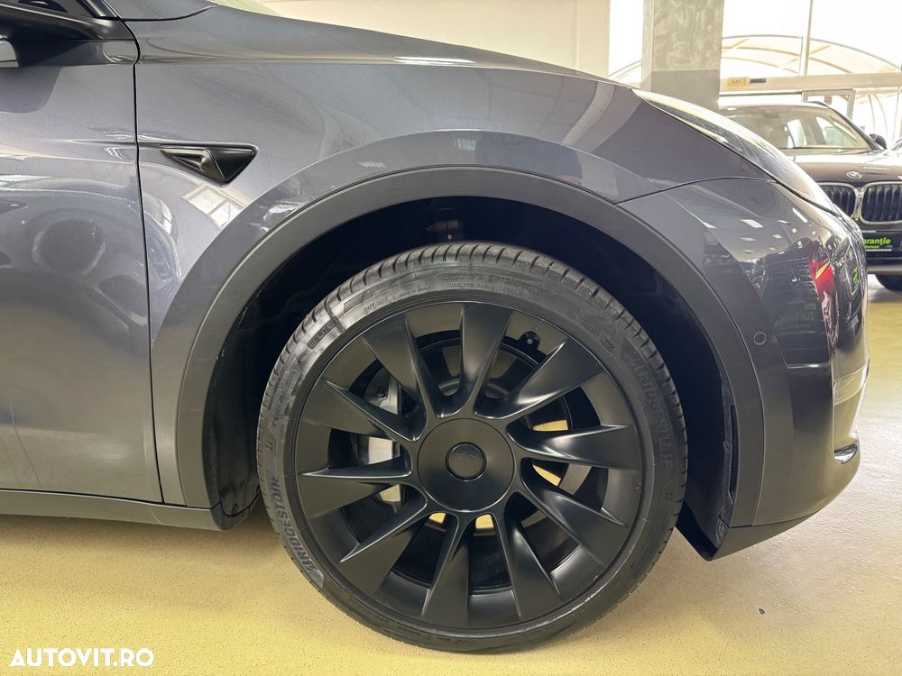 Tesla Model Y - 8
