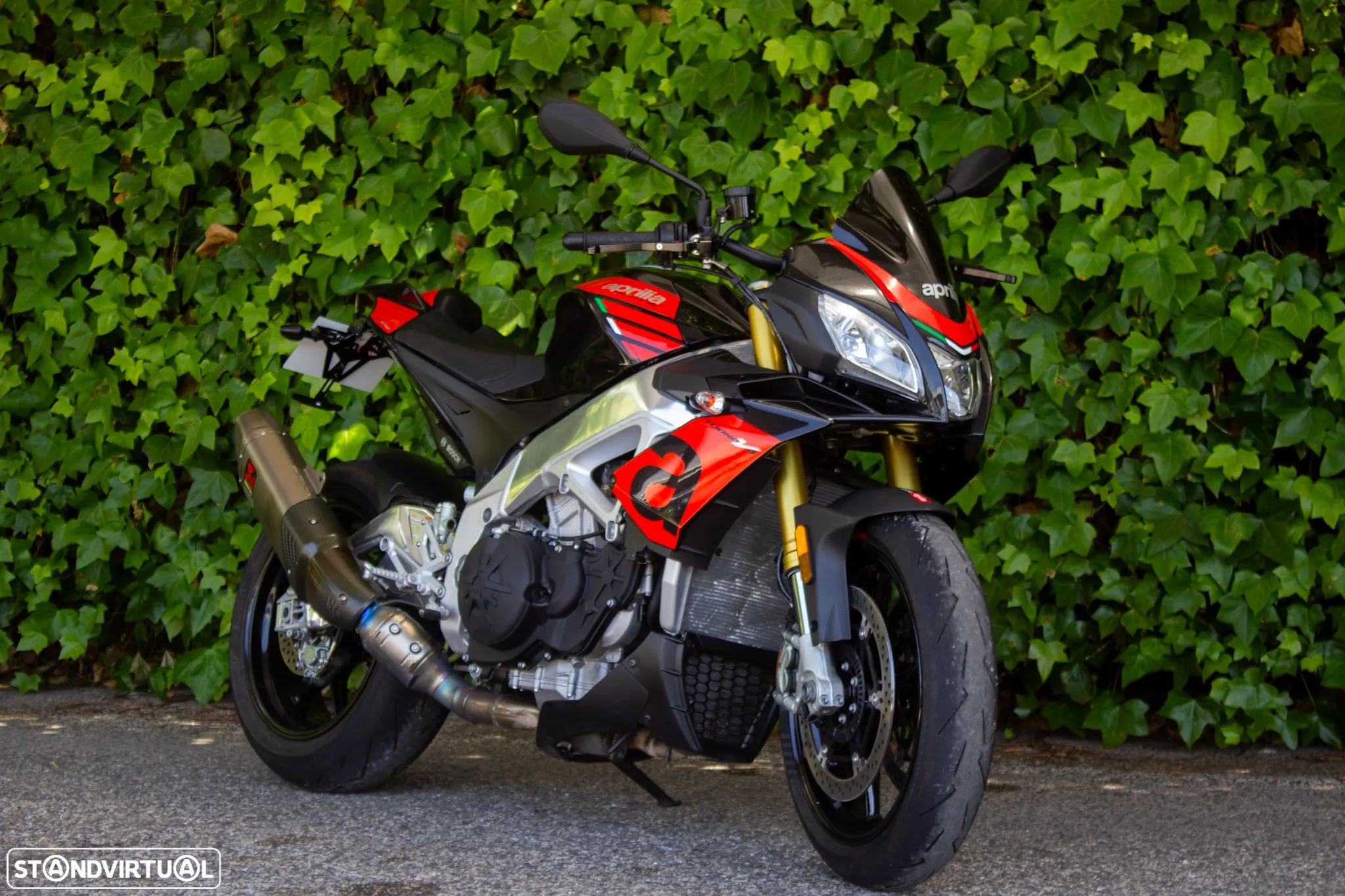 Aprilia Tuono V4 Factory - 1