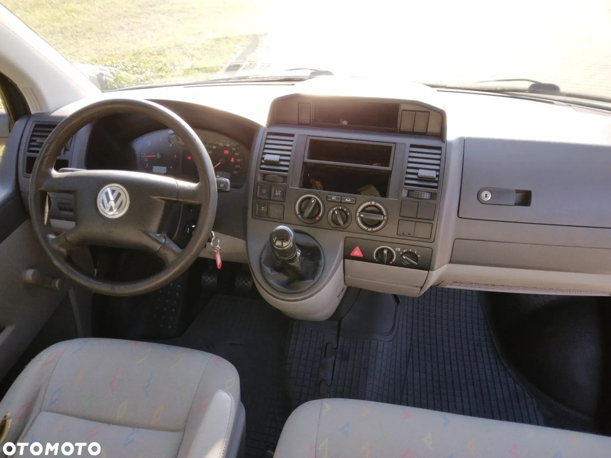 Volkswagen Caravelle - 13
