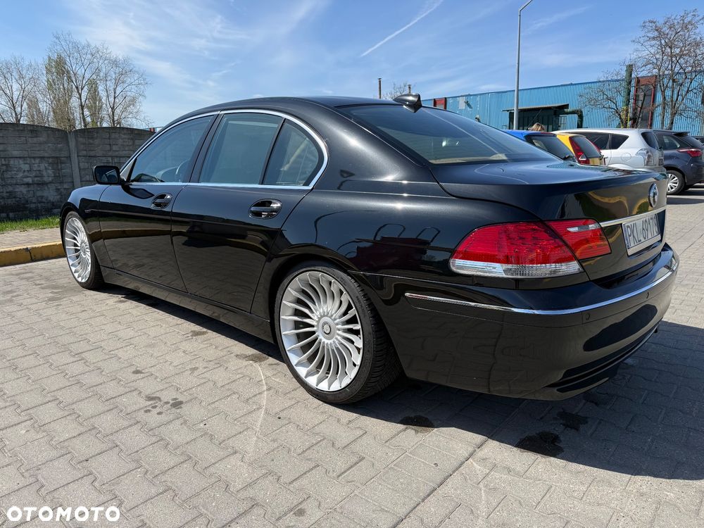 BMW Seria 7 750i - 8