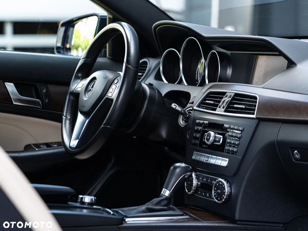 Mercedes-Benz Klasa C 250 CGI BlueEff - 29