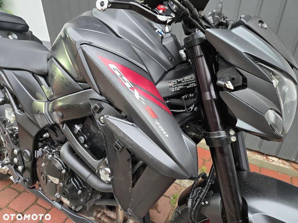 Suzuki GSX - 17