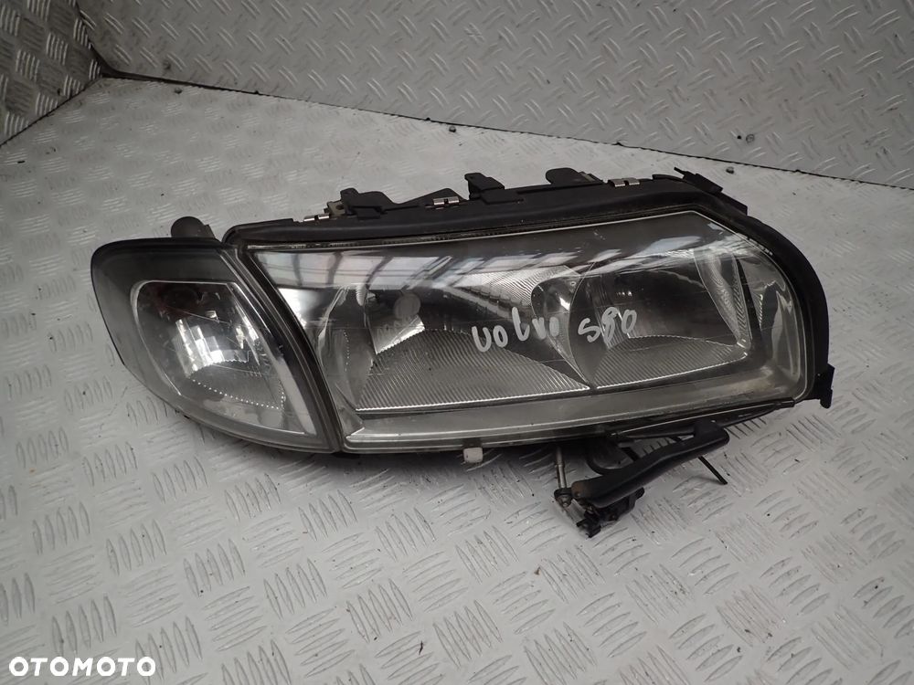 LAMPA PRAWY PRZÓD VOLVO S80 8693538