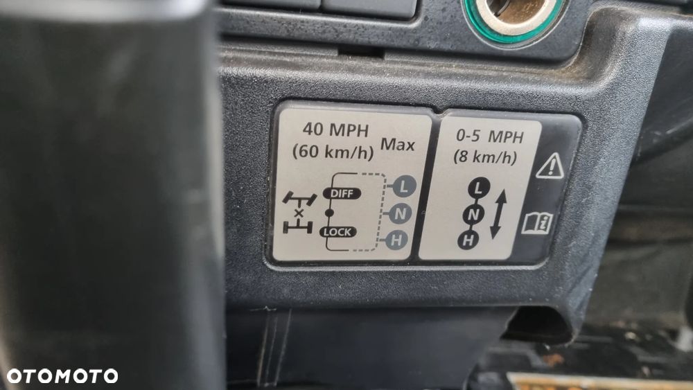 Land Rover Defender - 22