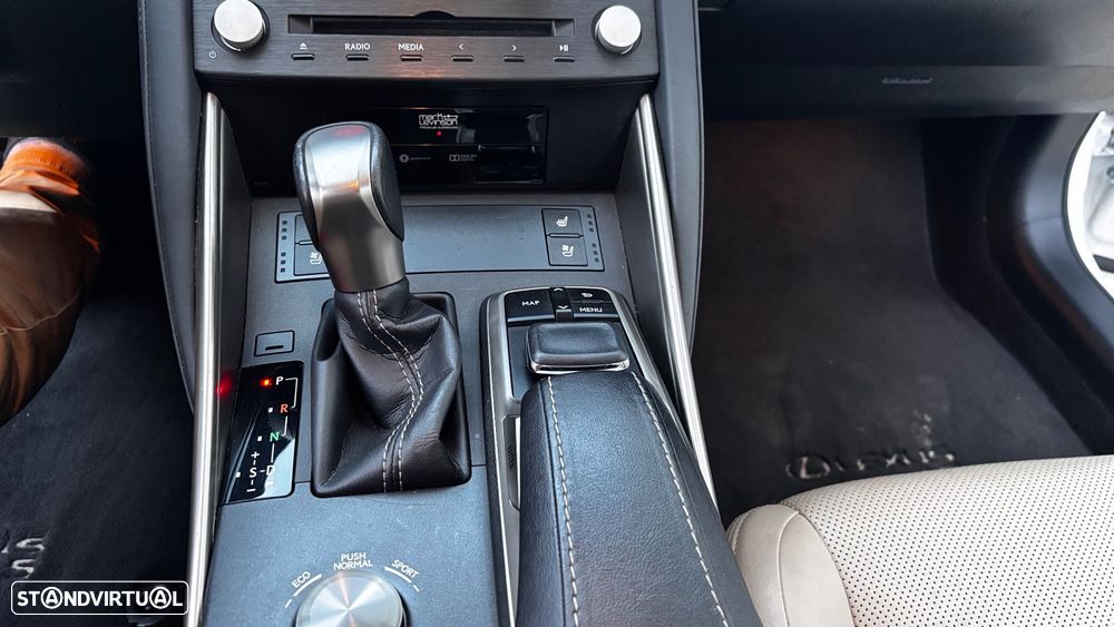 Lexus IS 300H Luxury - 32