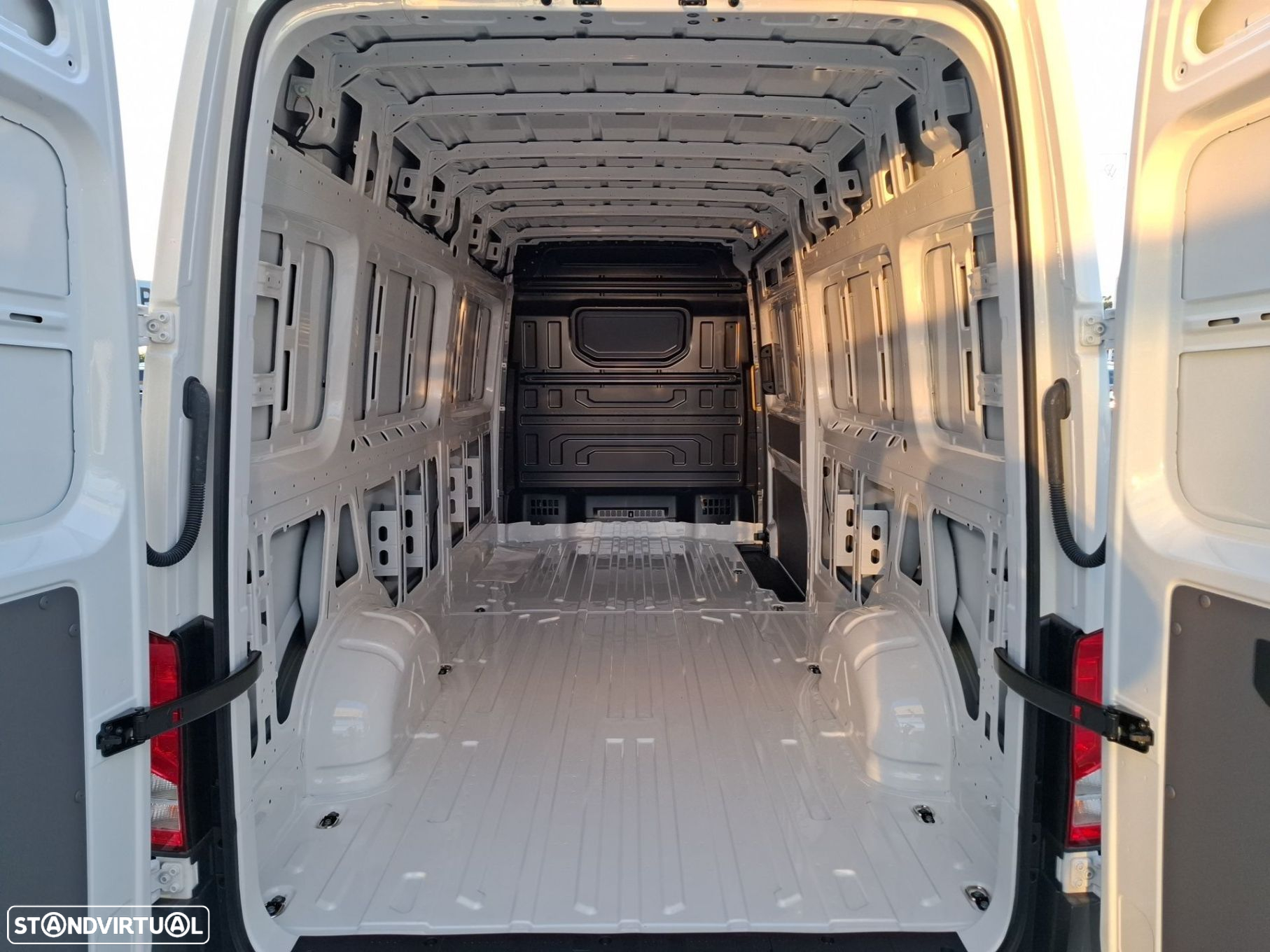 VW Crafter 35 CARGO L4H3 14,4M3 - 23