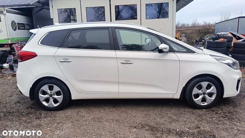 Kia Carens - 8