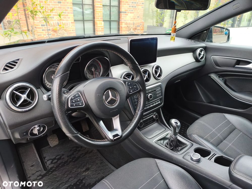 Mercedes-Benz CLA 180 AMG Line - 13