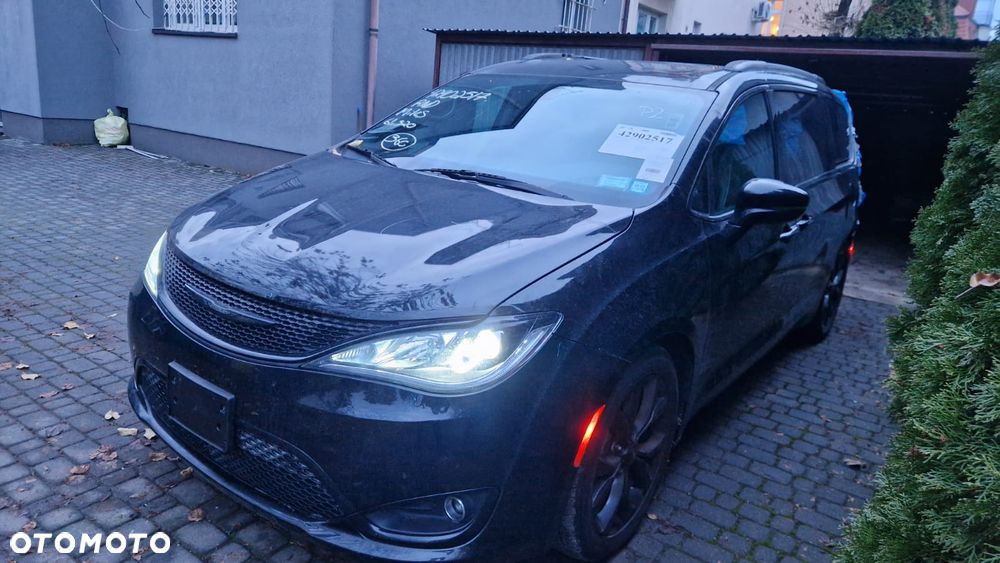 Chrysler Pacifica - 1