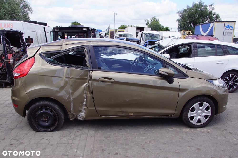 Auto na części - Ford Fiesta MK7 1.25 82 KM SNJA 8A6R-7002-JK CFSC 2012R Silnik Skrzynia Drzwi Maska Błotnik Zderzak Klapa Lampa Lusterko Lampa Szyba Deska Kokpit Sterownik Moduł Czujnik Licznik Panel Kierownica - 3
