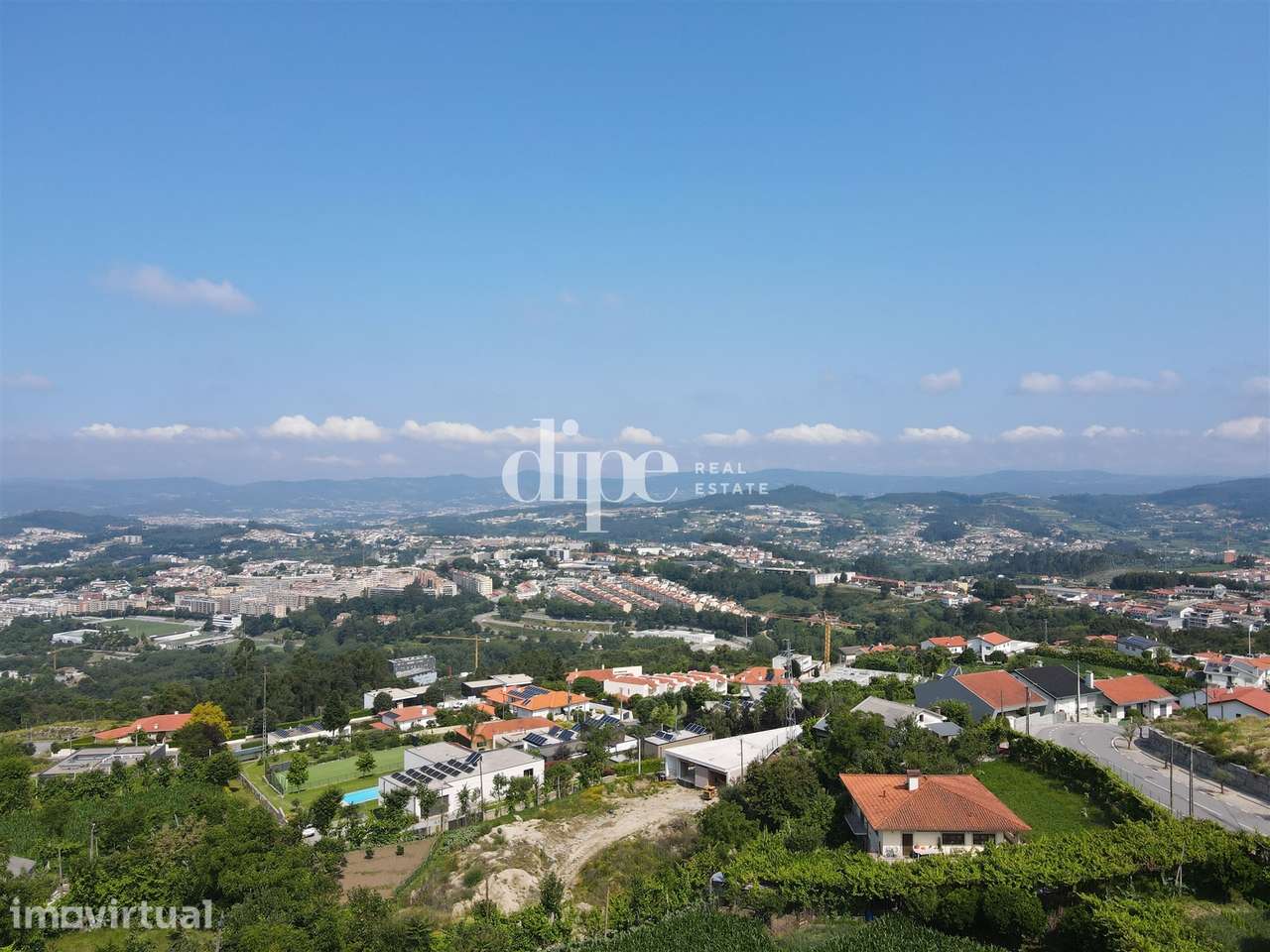 Lote de terreno com vistas panorâmicas para a cidade de Guimarães - Grande imagem: 3/13