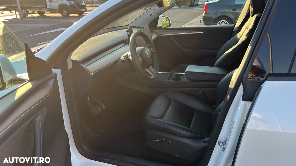 Tesla Model Y - 8