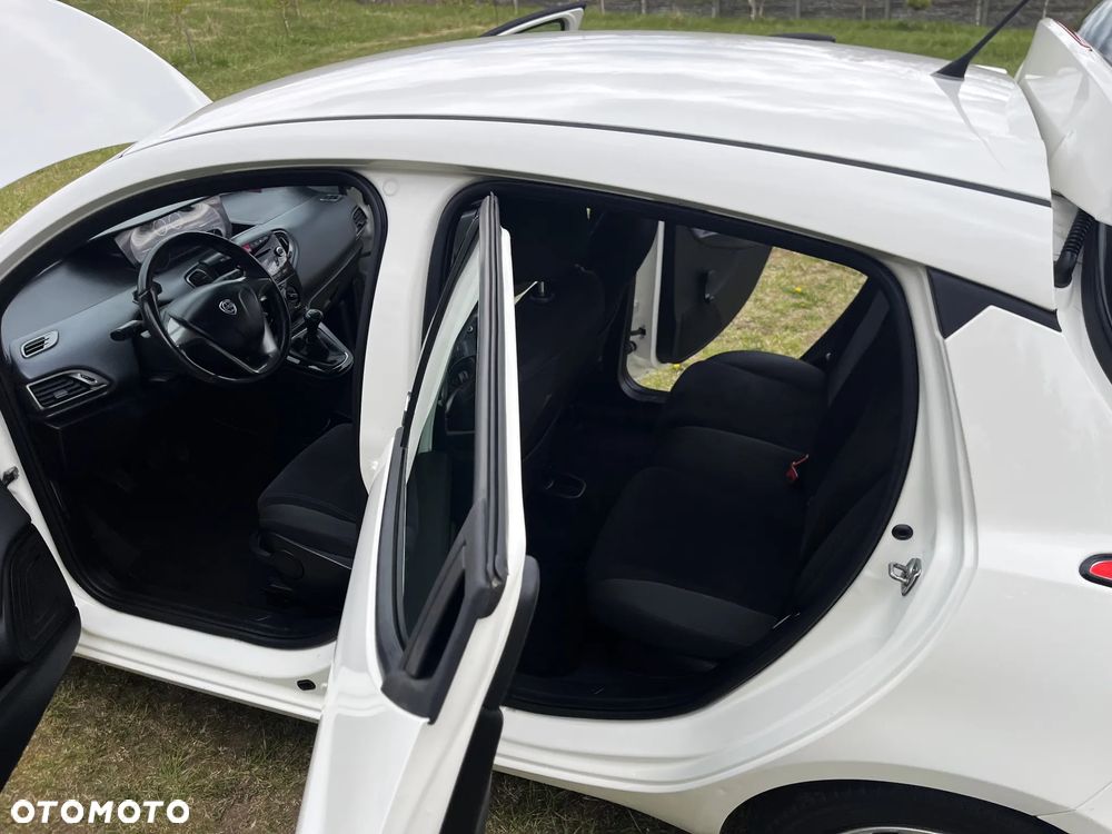 Lancia Ypsilon - 8