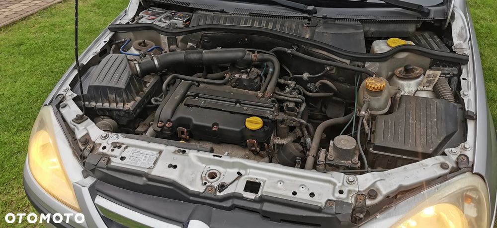 Opel Corsa 1.4 16V Essentia - 18