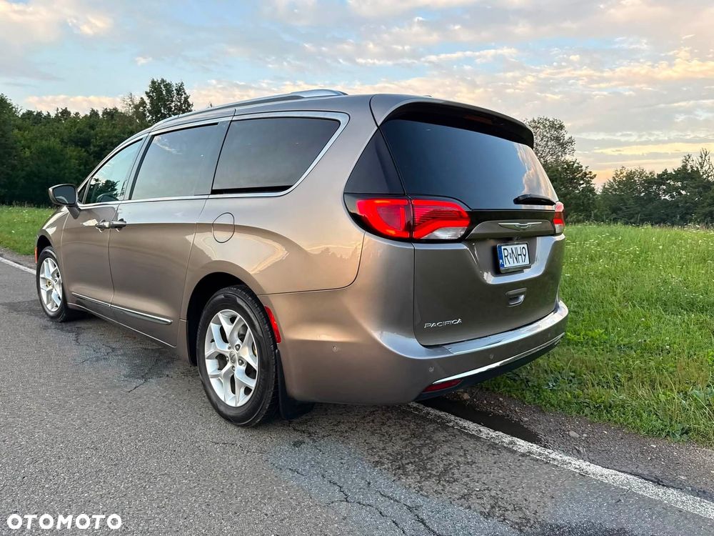 Chrysler Pacifica - 11