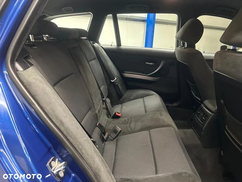 BMW Seria 3 325xi Touring - 26