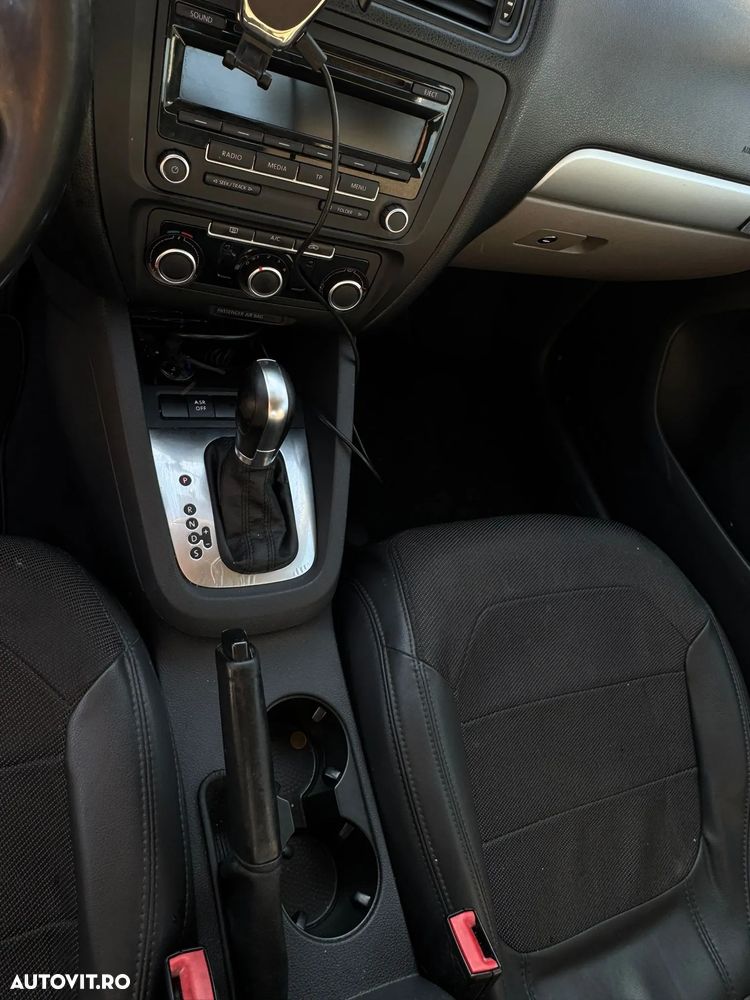 Volkswagen Jetta 2.0 FSI Comfortline Aut - 9