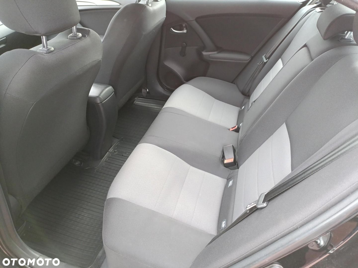 Toyota Avensis 1.8 Active - 12
