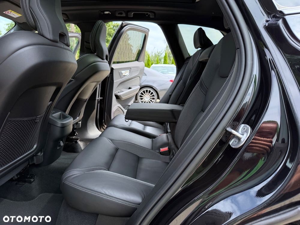 Volvo XC 60 B4 D AWD Plus Dark - 34