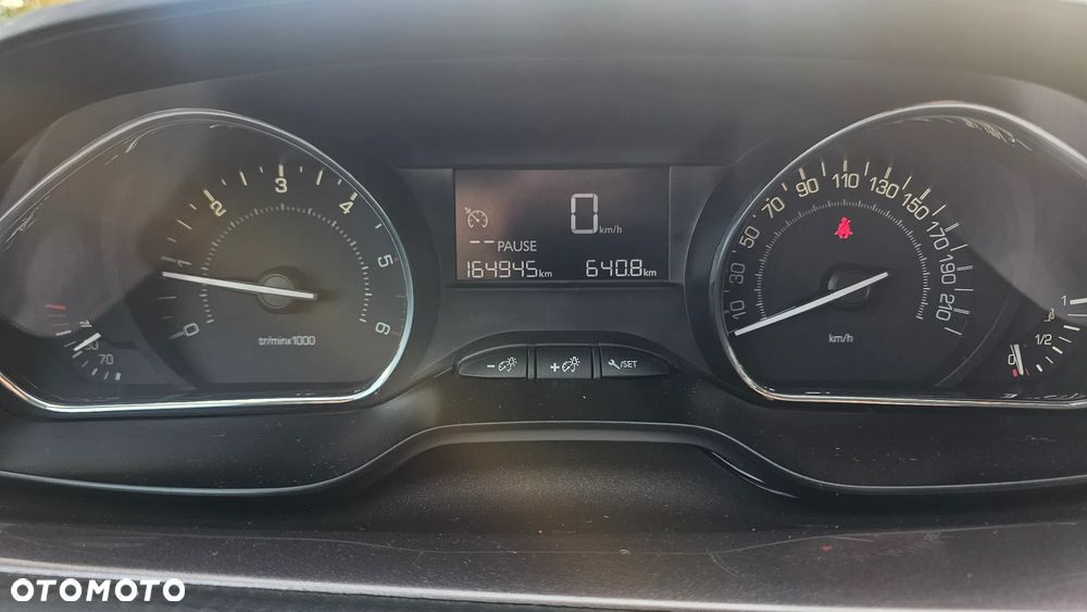 Peugeot 2008 1.6 e-HDi Style S&S - 16