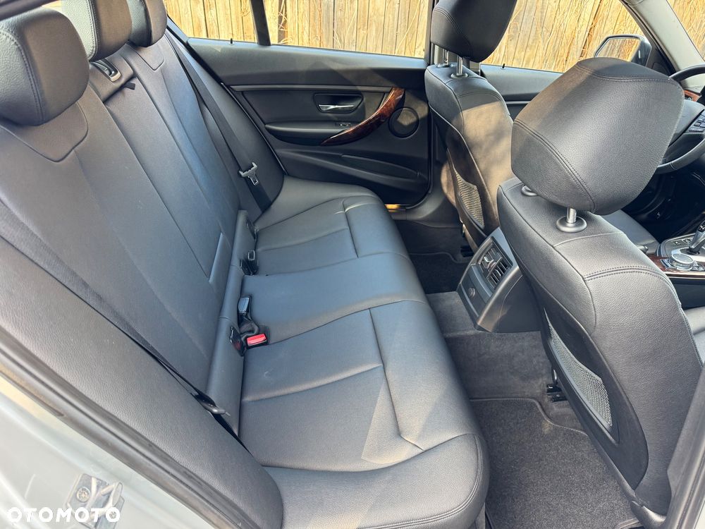 BMW Seria 3 328i xDrive Sport Line - 13