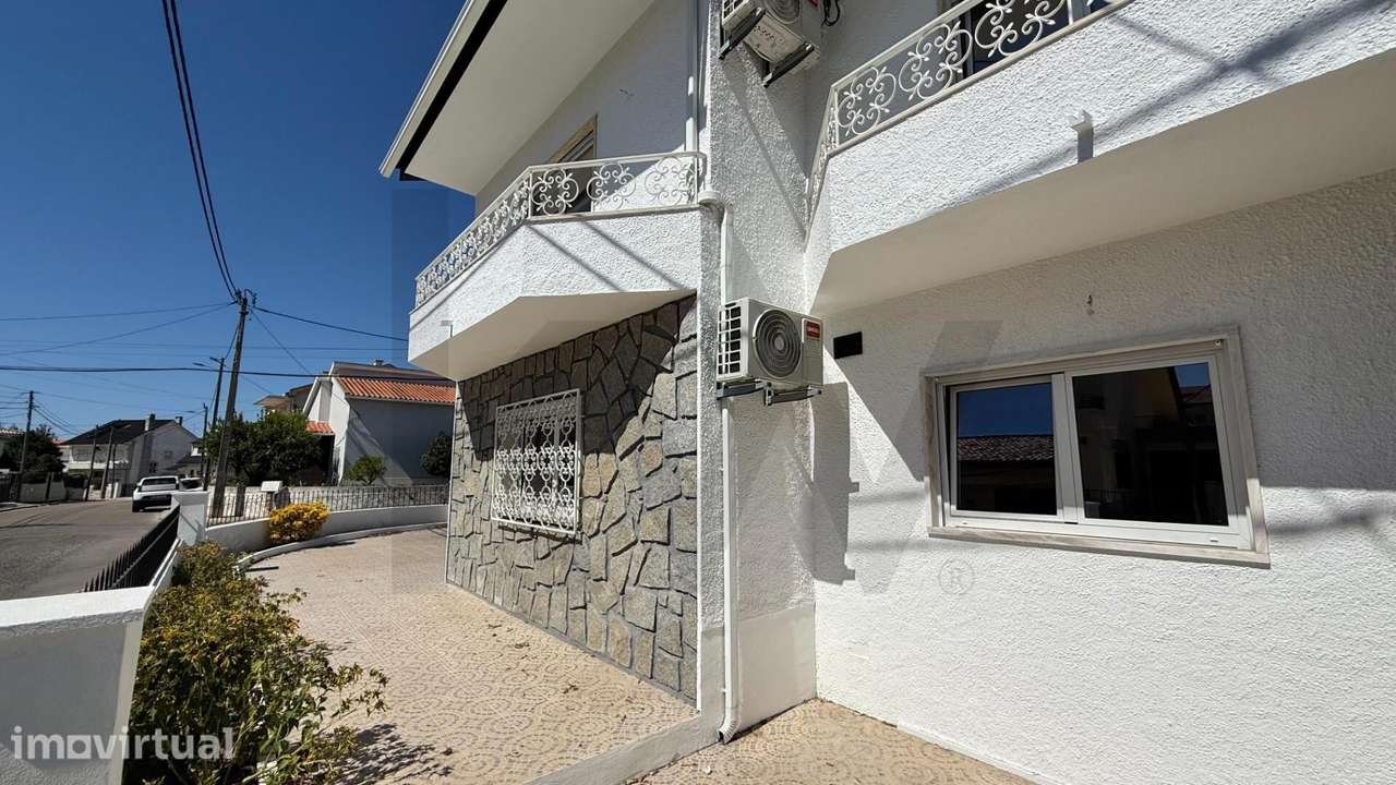 Moradia T5 Renovada com Terraço, Garagem e Espaço Exterior | Belverde, - Grande imagem: 5/43