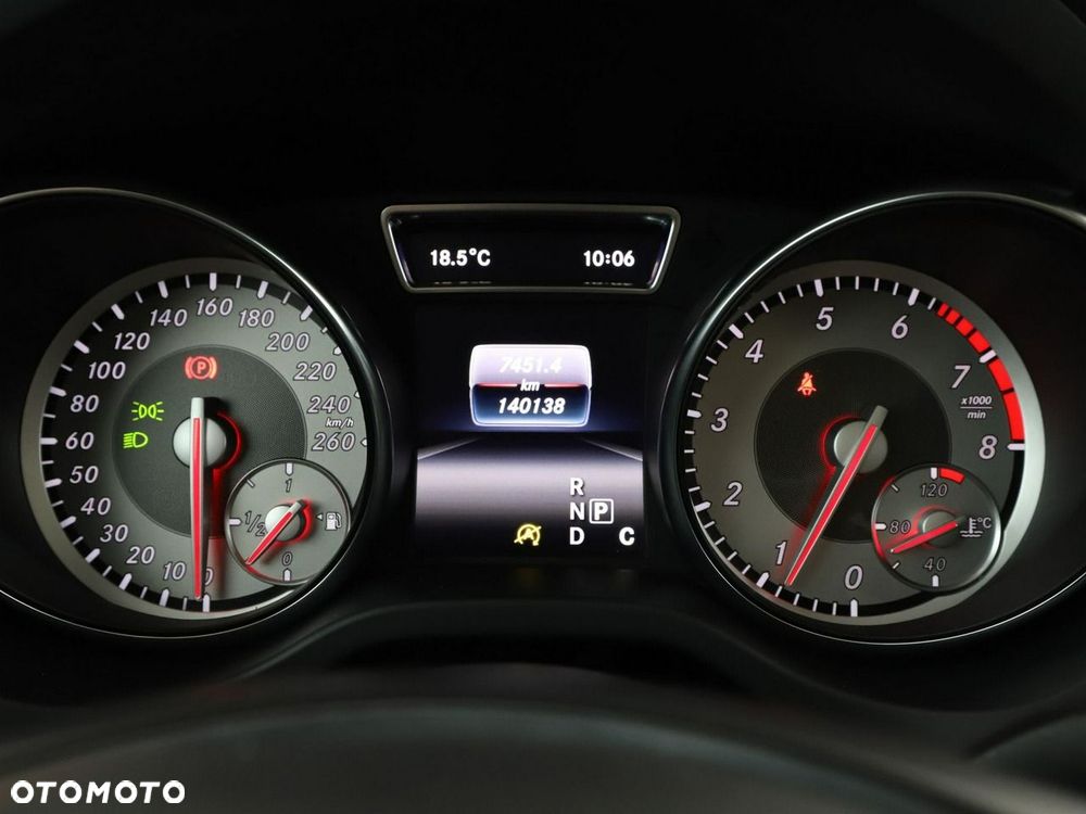 Mercedes-Benz GLA 200 7G-DCT - 23