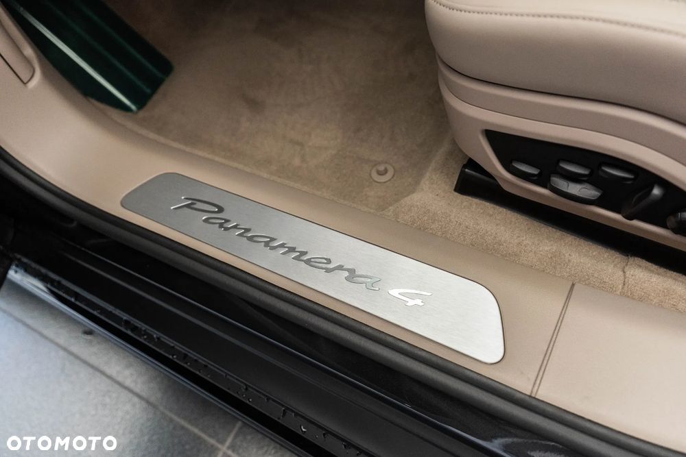 Porsche Panamera 4 - 32