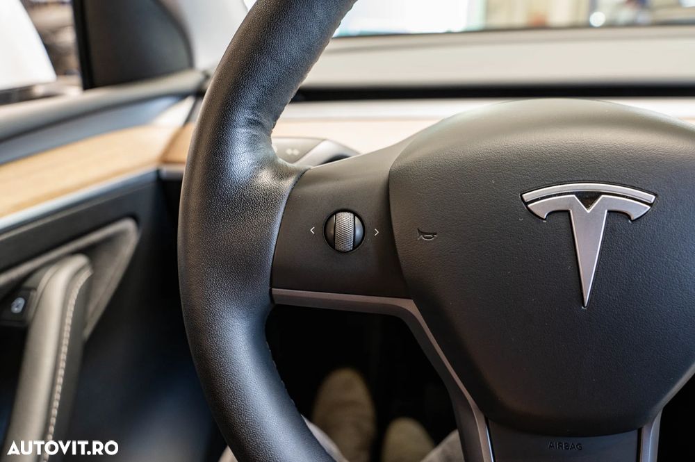 Tesla Model Y - 24