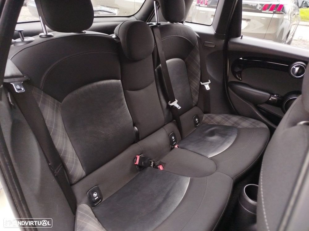 MINI 5 Portas Cooper D Auto - 19