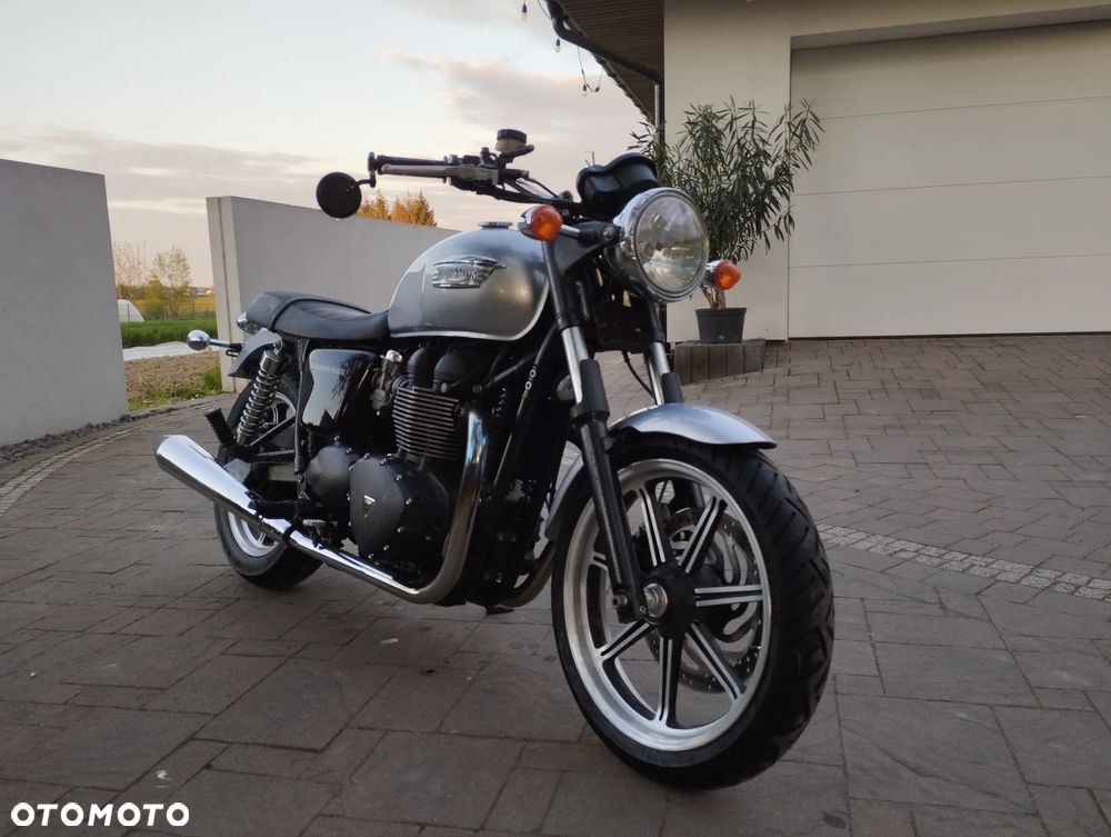 Triumph Bonneville - 2
